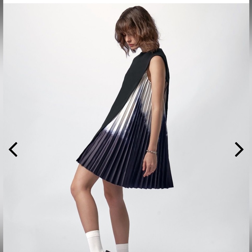 Accordion mini dress 💙🖤